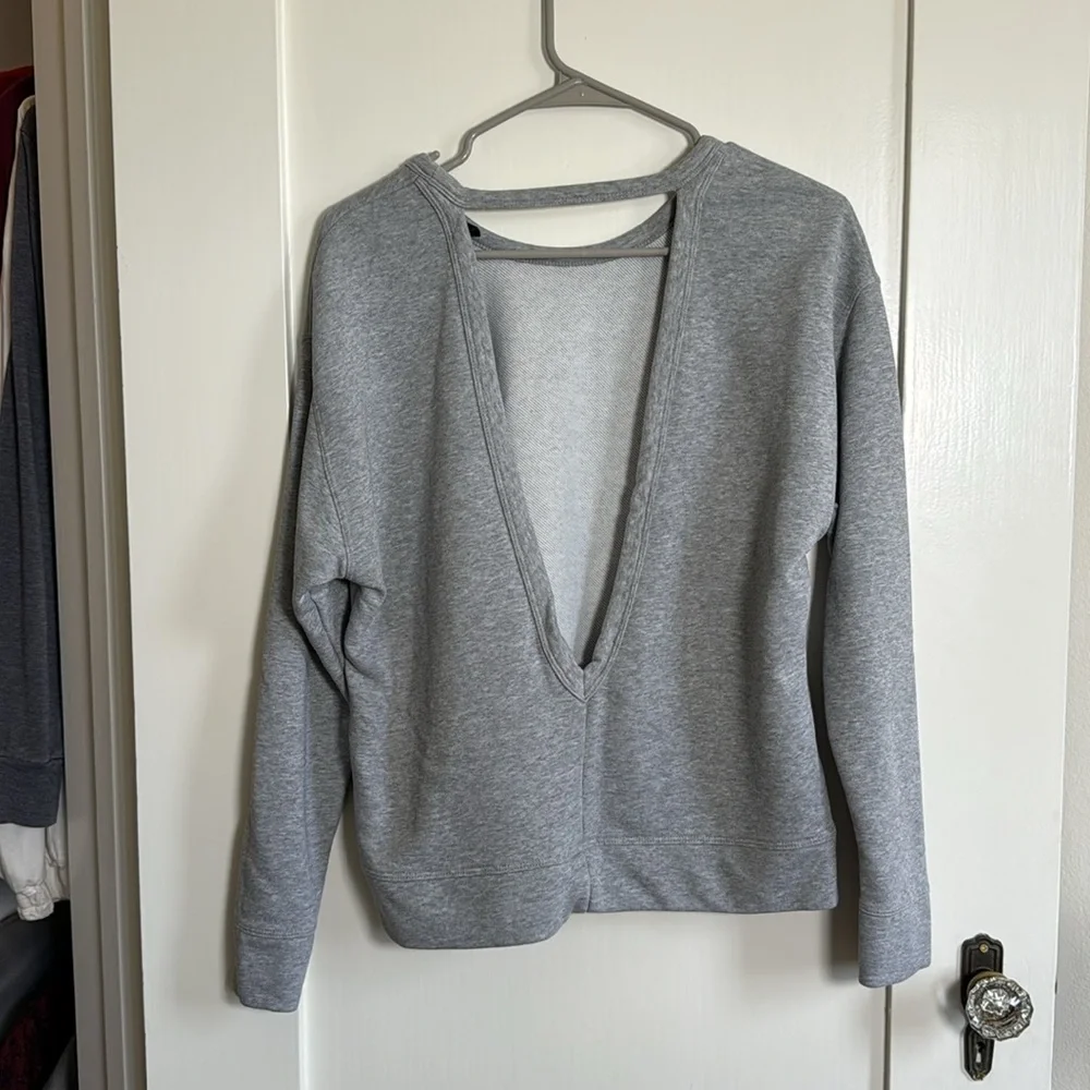 Nike Dri-FIT Gray Open-Back Long-Sleeve Workout Top Women’s Small